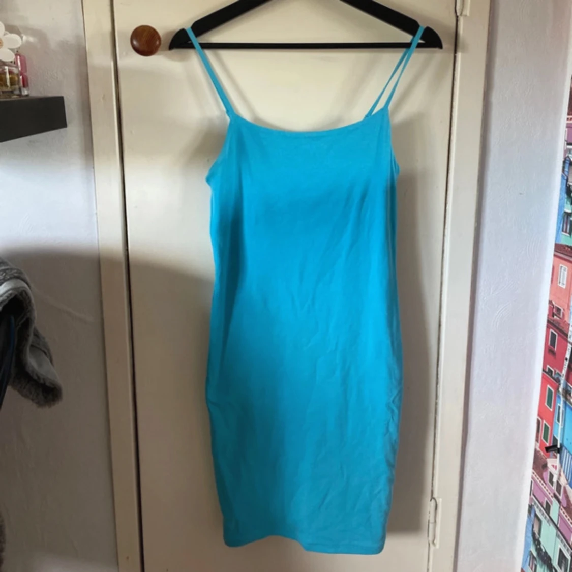 Turkos sommarklänning med smala axelband 