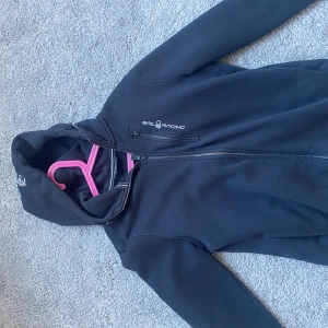 Sail raceing tröja - Jätte bra skick, använd med väldigt bra skött. Så nästan som ny. 170cm motsvarar Xs och S, jag har Xs och den passar perfekt, säljer pga att de är inte riktigt min stil längre💓(Köpt för 1600kr) 