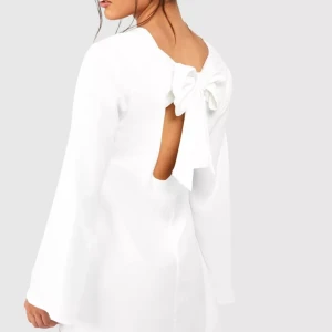 Vit klänning  - Superfin klänning från bohoo köpt för 300kr💕💕 sista bilden är min bild och dom första 2 är lånade, använd 1 gång! Hör av er vid frågor❣️