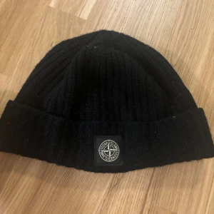 Stone island mössa - Säljer denna feta stone island mössa som är köpt på miinto, är i bra skick