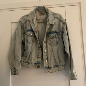 Jeansjacka  - Otroligt fin jeansjacka i väldigt bra skick! Använd ett fåtal gånger, storlek 36 😍