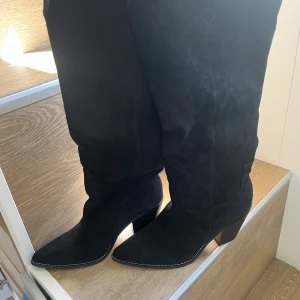 Boots - Säljer dessa oanvända boots då dom inte riktigt är min stil. Så bekväma att gå i och riktigt coola!  Nypris 599💗