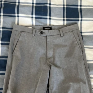 Jack & Jones byxor - Säljer mina Jack & Jones byxor i storlek 30/34. Bekväma och bra åtsittande byxor. 