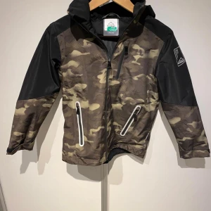 Barn regnställ - Hej, säljer detta regnstället storlek 140 cm barn på båda. Vid frågor eller funderingar hör av dig