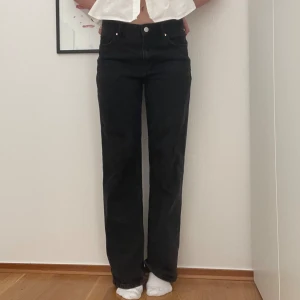 Svarta jeans - Jättefina loose fit jeans från bershka! Tyvärr lite för långa för mig som är 160cm