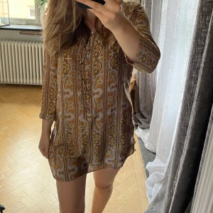 Mönstrad tunika - Somrig mönstrad tunika 🌞fin att använda som tex strandklänning också. Fint skick 💛✨