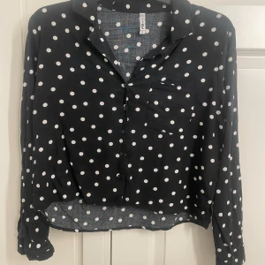 svart blus - svartvit prickig blus