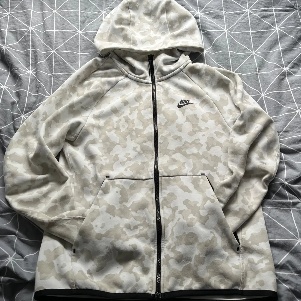 Used hoodie in S size, it has some flaws like small holes on the arms. Dm for more pictures . Hoodies.
