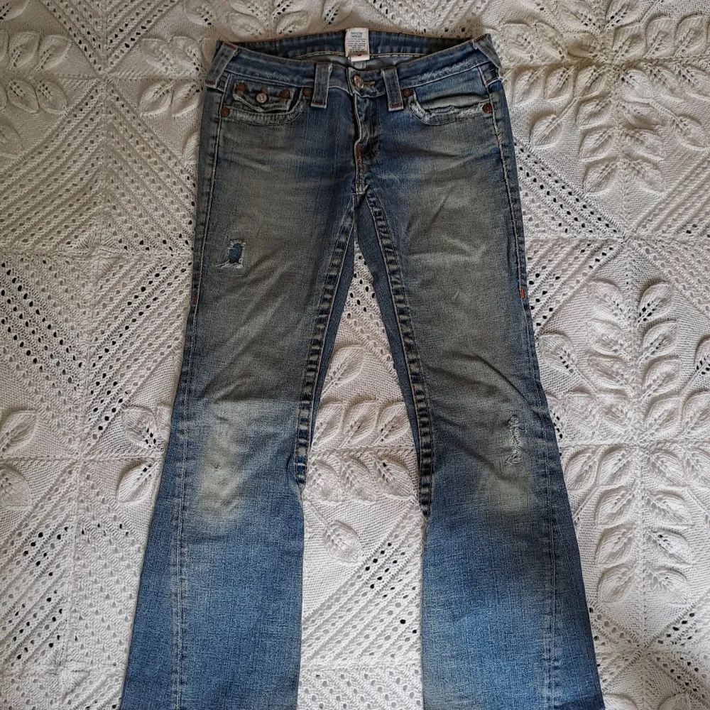 Säljer nu mina supersnygga lågmidjade true religion jeans med lite lappade slitningar i bra skick! | Jeansen är uppsydda | Tveka inte att fråga vid funderingar💞 | Midjemått tvärs över - ca 36 cm  Innerbenslängd - ca 77 cm | Använd 