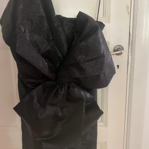 Svart H&M klänning med rosett - Säljer denna eftertraktade & jättesnygga svarta klänningen från H&M i storlek 40,  skulle även hävda att storleken i klänningarna var små och därav rekommenderas man att gå upp mkt i storlek. Passar mig som vanligtvis är S&M 💞