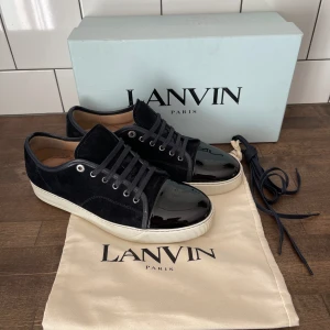 Lanvin skor - Tja, säljer nu mina feta lanvin skor. Skicket är 9/10. Låda dustbag och extra skosnören ingår. För fler frågor och funderingar är det bara att höra av sig. //IC_RESELL