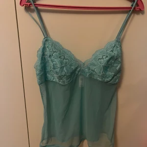 Blå meshtop - Säljer denna blå/turkosa meshtopen!!  Är större i bysten⭐️ rätt så stretchig⭐️aldrig använd⭐️Skulle säga att den är en Storlek S-M