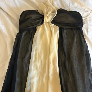 Klänning  - Skit snygg klänning jag fått av mamma, endast testad och därmed nyskick!! Lite liten för mig som i vanliga fall har S/M