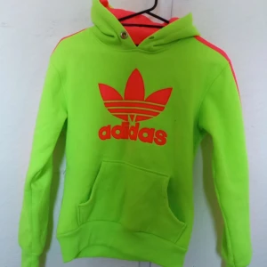 Adidas hoodie  - Säljer en adidas hoodie i strl S. Lite söndring som ni kan se på tredje bilden, ena metallringen fattas och snöret fattas, hoodien är lite nopprig. Säljer denna för 45kr + frakt!