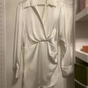Säljer denna vita satin klänning från zara, använd 1 gång