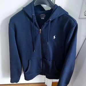 Ralph Lauren zip hoodie - Säljer min Raffe zip då den är för liten, en slitning vid ena fickan som jag kan skicka bild på privat. Annars bra skick. Säljer den för 700kr men kan sänkas om ni erbjuder en smidig och snabb affär .