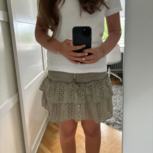 Grön kjol - Säljer denna slutsålda kjolen från Zara. Den är sparsamt använd och har inga defekter. Storlek Xs men passar även S eftersom man själv knyter i midjan och det är resår. Använd gärna köp nu funktionen💗💗