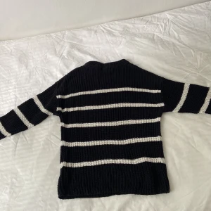 Fin stickad tröja med svarta och vita ränder! - Strl M, ej använd och sälj enbart för att den är för liten! Kund står för frakt!