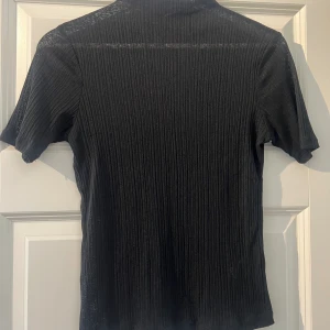 Topp - Transparent topp med lite högre hals. Använd 1 gång. Storlek M. Köparen står för ev frakt. 