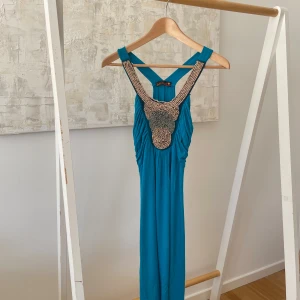 Klänning med träpärlor - Klänning i fint skick med träpärlor. Storlek S / M. 