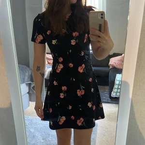 Blommig klänning  - Blommig klänning från H&m i storlek 36. I ny skick. 