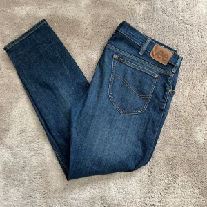 Lee Rider Slim-fit - Säljer ett par jeans i gott skick, skulle säga 7,5/10. Kontakta mig vid eventuella frågor.
