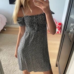 Sommarklänning  - Jag säljer en kort sommarklänning. Säljer för att den inte kommer till användning. Nästan helt oanvänd och är i superfint skick❤️❤️