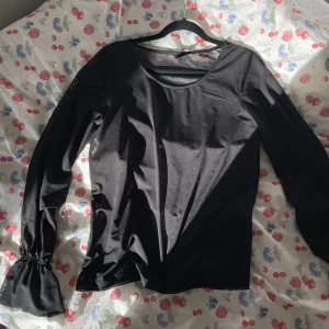 Mesh långärmad tröja  - Svart långärmad tröja i mesh med snygg detalj på ärmarna. Snyggt att ha under något annat plagg💕