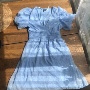 Klänning🌟 - En fin prinsessig klänning som är perfekt för sommaren🩵Använd typ 2-3 ggr men inget tecken på det förutom ett super litet hål som knappt syns om man inte kollar noga😊 Priset kan diskuteras💗