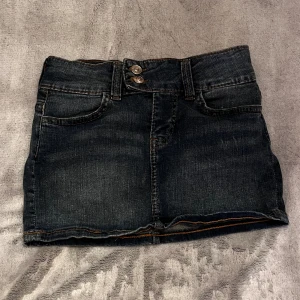 Jeans kjol - Jätte söt jeans kjol. Bara att skriva vid frågor så svarar jag så snabbt jag kan!❤️
