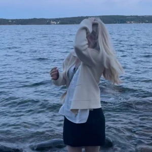 Beige jacka - Beige jacka i storlek M från arket 🙌