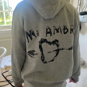 MI Amor hoodie ❤️‍🔥 - Köpt för 2 tusen men säljer för 800  Nyskick ❤️‍🔥💘