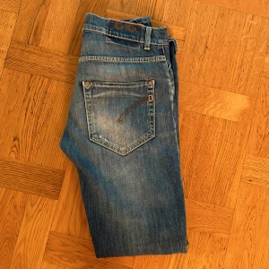 Dondup Jeans  - Riktigt snygga dondup jeans🙌 Skön tvätt med snygga slitningar!  Modellen är ”Sammy” och sitter typ likadant som ”George”, skillnaden är bara fickorna fram o bak. Strl 33
