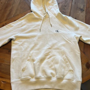 Vit Calvin Klein hoodie storlek M - Vit Calvin Klein hoodie, storlek M, bra skick