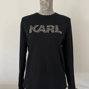 Svart Karl Lagerfeld sweatshirt  - Bra skick, använd ett fåtal gånger. Mycket bra kvalitet. Nypris 1200kr. 