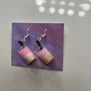 Örhängen dricka - Hemgjorda silver örhängen med rosa små drickor 🥤🎀 ej använda (JAG STÅR FÖR FRAKT💕💕)