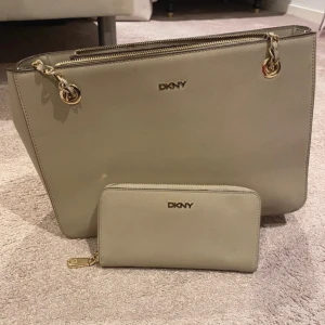DKNY VÄSKA - Jätte fin väska och plånbok med gulddetaljer från märket  DKNY använd enstaka gånger