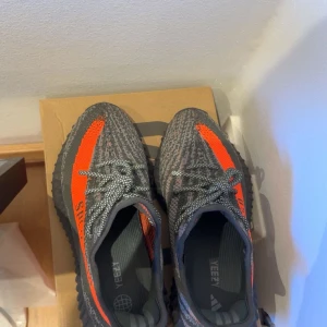 Äkta Yeezy Beluga  - Skick: 10/10 Kvitto och box såklart Kan säljas enkelt skriv darför pris 