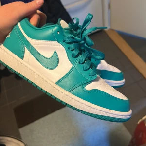 Jordan 1 - Säljer mina knappt använda Jordan 1 low! Köpta i England! Strl 40!! Säljer för 600 eller bud!! 