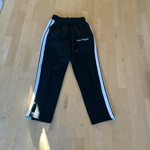 Palm angels  - Säljer nu mina svarta Palm angels byxor då dom inte kommer till andvänding hör gärna av er om frågor eller funderingar pris kan diskuteras! Ny pris 4000 kr 