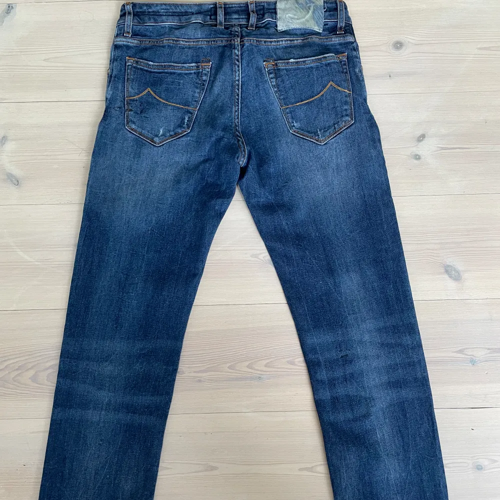 Ett par ripped Jacob Cohen jeans i modell Nick. De är i jättebra skick, 9/10| Storlek 32 men passar lite mindre ungefär 31. Svarar gärna på era frågor!  // Borgströms. Jeans & Byxor.