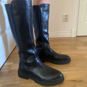 Svarta boots - Svarta långa boots från ellos som endast är använd fåtal gånger. Bootsen är i storlek 40.