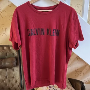 Calvin Klein t shirt - En Calvin Klein t shirt i gott skick. Storlek XL. Vid intresse hör gärna av er! 