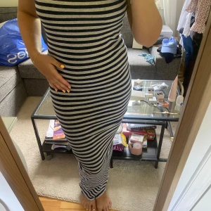 Klänning från Mads Norgaard - Super söt och stretchig klänning från Mads Norgaard. Aldrig använd. 