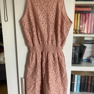 Rosa blommig sommarklänning  - Sommarklänning med spaghetti straps! En dragkedja utan bara stretch i midjan, sitter superfint! Endast använd 2 gånger! Som ny
