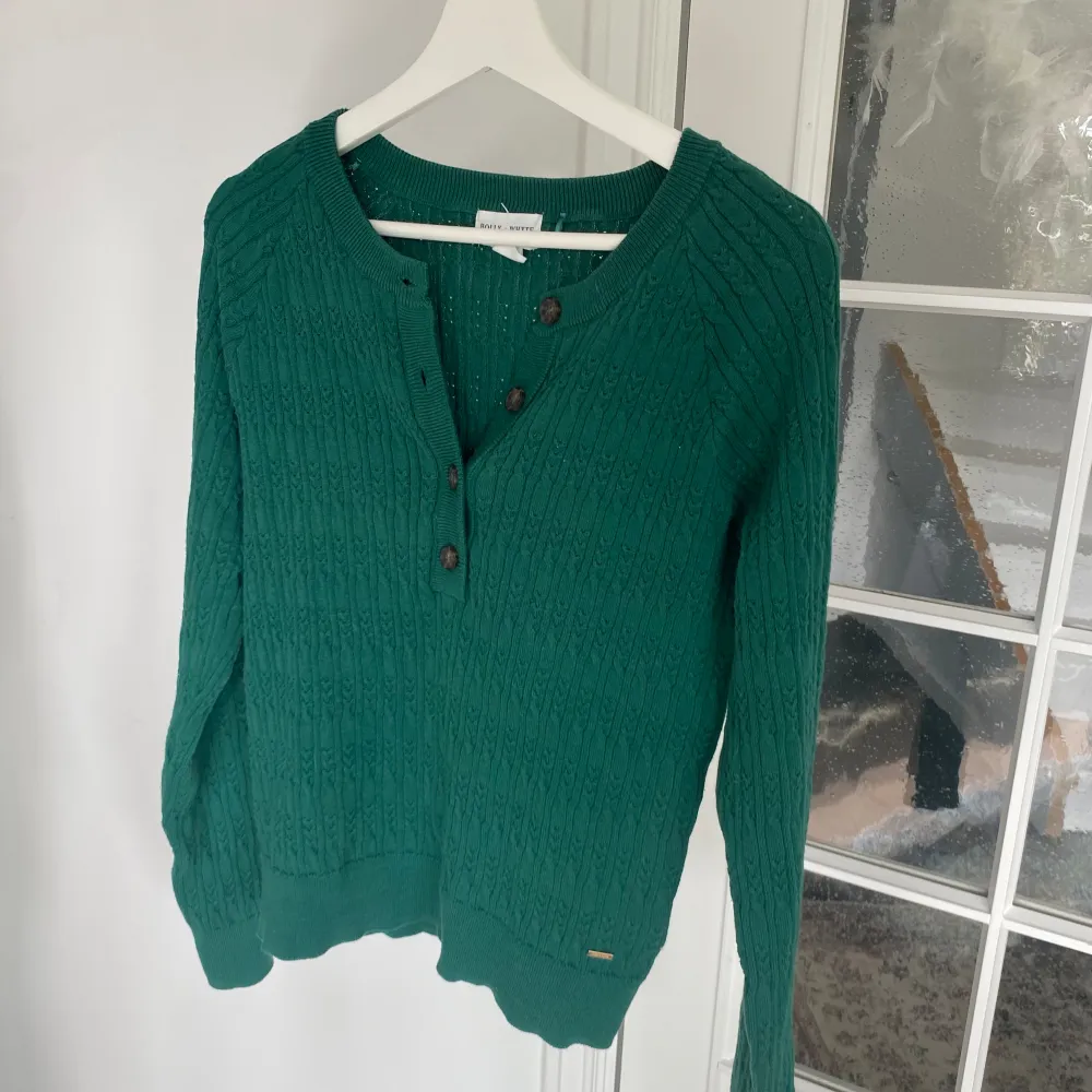 Säljer nu denna mörkgröna kabelstickade tröjan från Lindex som passar storlek S-M. Fint skick och mycket bekväm.. Stickat.