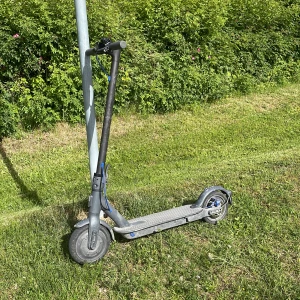 Xiaomi Elscooter  - Hej jag säljer min Xiaomi Elscooter för att jag har inte andvändning till den längre. Nackdelar med Elscooter är att fästet till backskärmen sitter löst och att den inte har ett stöd. Några fördelar med den är att den går 25 km/h och den går 30 km.