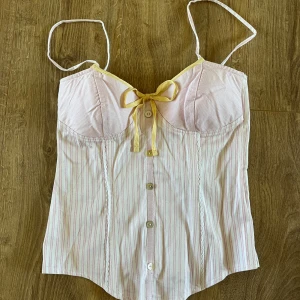 Otrolig topp!!  - Så fin topp!! Märkt som storlek M men skulle säga att den är S och passar en B-kupa. Knäpps med dragkedja i sidan