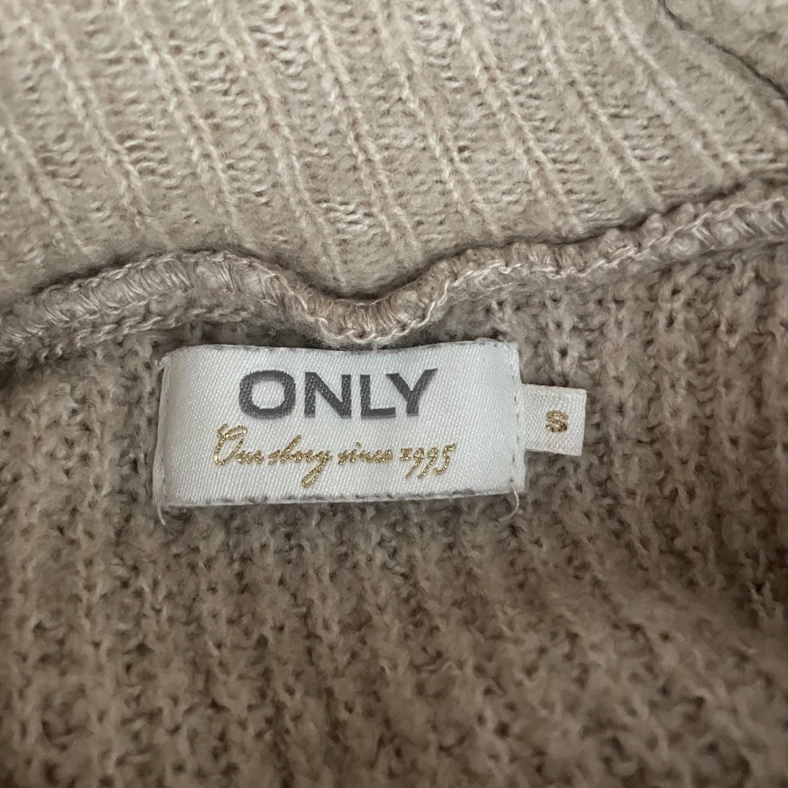 Beige stickad tröja - 90