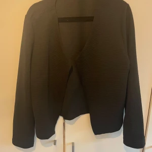 Kort blazer  - Kort blazer från vila i storlek xl